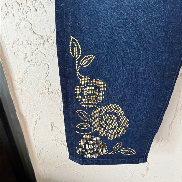 Jen7 Women's Blue Cropped Jeans with Floral Detail - Picture 3 of 11